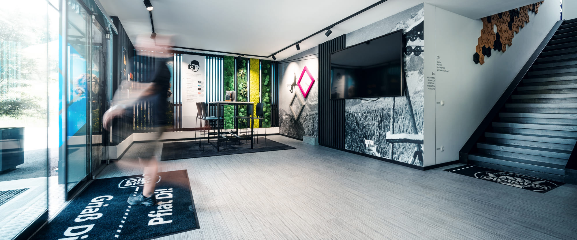 Showroom und Eingangsbereich im Didisign Firmengebäude in Schladming